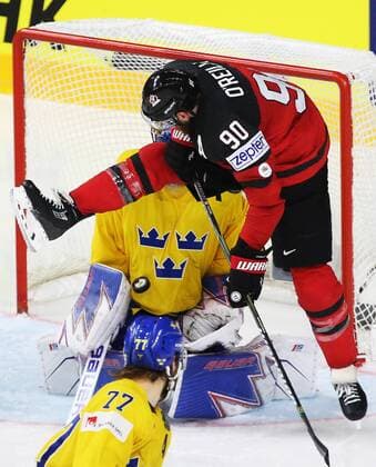 Eishockey, WM, Finale, Kanada - Schweden COLOGNE, GERMANY - MAY 21, 2017: Canada s Ryan O Reilly (midground) and Sweden s goaltender Henrik Lundqvist (back) in their 2017 IIHF Ice hockey Eishockey World Championship WM Weltmeisterschaft final game at Lanxess Arena. Anton Novoderezhkin TASS  TS04FC0D
