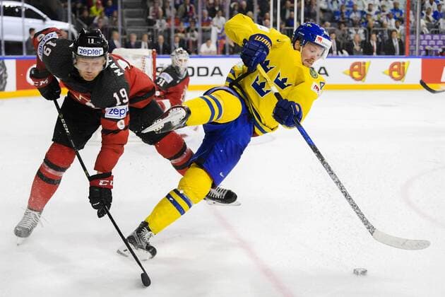 Eishockey, WM, Finale, Kanada - Schweden 170521 Kanadas Mike Matheson tacklar Sveriges Joakim Nordström under finalen mellan Kanada och Sverige pa ishockey-VM den 21 maj 2017 i Köln.  Copyright: JOELxMARKLUND BB170521JM114