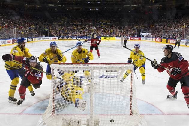 Eishockey, WM, Finale, Kanada - Schweden 170521 Kanadas Ryan OÕReilly och Mark Scheifele jublar när 1-1-pucken gar in bakom Sveriges malvakt Henrik Lundqvist under finalen mellan Kanada och Sverige pa ishockey-VM den 21 maj 2017 i Köln.  Copyright: JOELxMARKLUND BB170521JM119