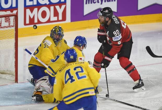 Eishockey, WM, Finale, Kanada - Schweden Eishockey WM 2017 in Köln: Finale: Kanada - Schweden 21.05.2017. Tor zum 1:1 Ausgleich für Kanada durch Ryan O Reilly (re.), hebt den Puck über Tw. Lundquist (SWE). HM