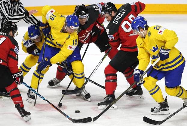 COLOGNE, GERMANY - MAY 21, 2017: Sweden s Oscar Lindberg, Nicklas Backstrom, Canada s Colton Parayko, Ryan O Reilly, and Sweden s William Nylander (L-R) in their 2017 IIHF Ice hockey Eishockey World Championship WM Weltmeisterschaft final game at Lanxess Arena. Anton Novoderezhkin TASS  TS04FBDC