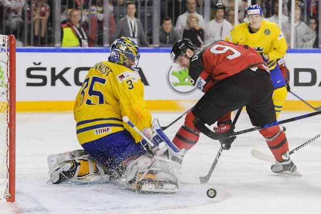 170521 Kanadas Matt Duchene oroar framför Sveriges malvakt Henrik Lundqvist under finalen mellan Kanada och Sverige pa ishockey-VM den 21 maj 2017 i Köln.  Copyright: JOELxMARKLUND BB170521JM126