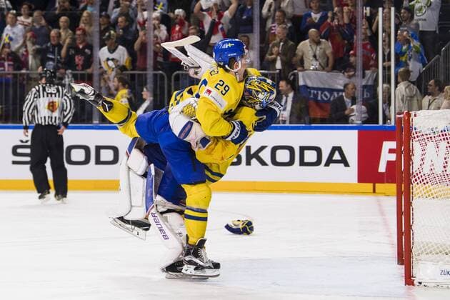 170521 Sveriges William Nylander och malvakt Henrik Lundqvist jublar efter avgörande straffräddningen i finalen mellan Kanada och Sverige pa ishockey-VM den 21 maj 2017 i Köln.  Copyright: JOELxMARKLUND BB170521JM209