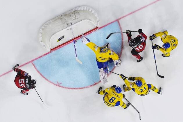 170521 Kanadas Ryan O?Reilly kvitterar till 1-1 bakom Sveriges malvakt Henrik Lundqvist under finalen mellan Kanada och Sverige pa ishockey-VM den 21 maj 2017 i Köln.  Copyright: JOELxMARKLUND BB170521JM248