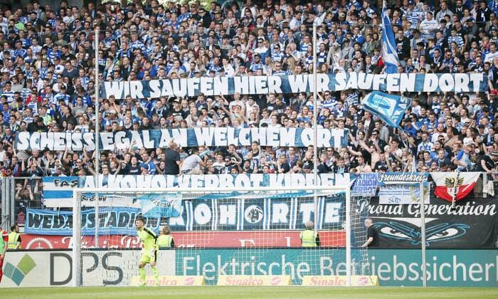 Duisburg, 20.05.2017, Wedau Stadion, Fussball, 3.Liga, 38.Spieltag , MSV Duisburg vs. FSV Zwickau 5:1 (2:1) , Im Bild; Duisburg Fans zeigen ein Plakat in ihrem Fanblock. Wir saufen hier, Wir saufen dort, Scheiss egal an welchem Ort. Alkoholverbot kippen. ,