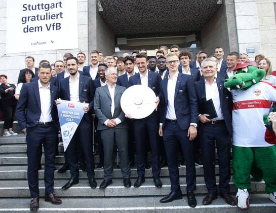 Stuttgart , Fußball 2.Bundesliga Empfang der Stadt Stuttgart für den VfB Stuttgart nach der Meisterschaft und dem Aufstieg in die 1.Bundesliga , Mannschaftsfoto vor dem Rathaus , mitte OB Fritz Kuhn und Christian Gentner
