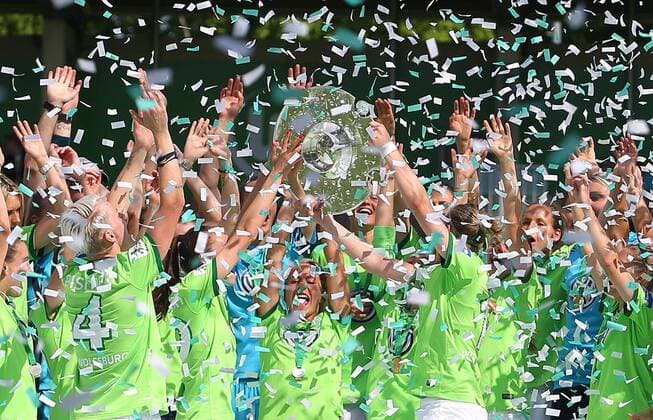 VfL vs Jena, Frauen Wolfsburg, Deutschland. 21.05.2017, FUßBALL - VfL Wolfsburg vs FF USV Jena, 1. Allianz Frauen Bundesliga, Saison 2016-17. Bild zeigt: VfL Wolfsburg Frauen ist deutscher Meister 2017. VfL Mannschaft mit Meisterschale Wolfsburg