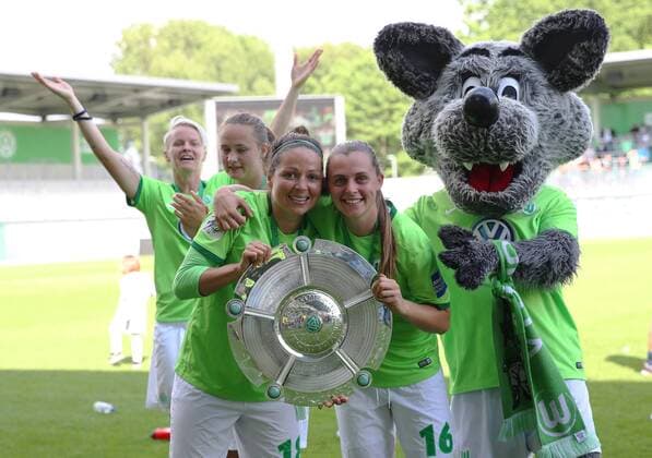VfL vs Jena, Frauen Wolfsburg, Deutschland. 21.05.2017, FUßBALL - VfL Wolfsburg vs FF USV Jena, 1. Allianz Frauen Bundesliga, Saison 2016-17. Bild zeigt: VfL Wolfsburg Frauen ist deutscher Meister 2017. Vanessa Bernauer (VfL Wolfsburg), Noelle Maritz (VfL Wolfsburg), Wölfi Wolfsburg