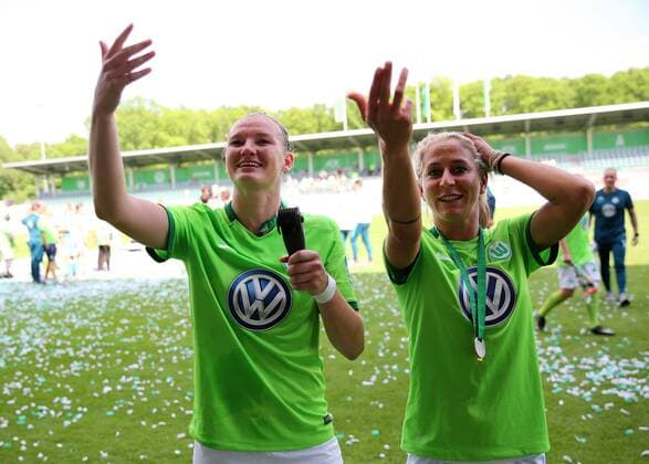 VfL vs Jena, Frauen Wolfsburg, Deutschland. 21.05.2017, FUßBALL - VfL Wolfsburg vs FF USV Jena, 1. Allianz Frauen Bundesliga, Saison 2016-17. Bild zeigt: VfL Wolfsburg Frauen ist deutscher Meister 2017. Alexandra Popp (VfL Wolfsburg), Anna Blässe (VfL Wolfsburg) Wolfsburg