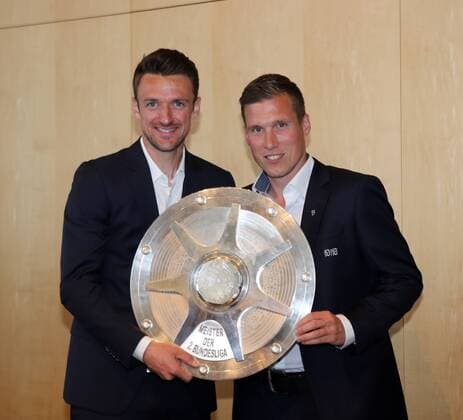 Bilder des Tages - SPORT VfB Stuttgart Empfang Rathaus Meisterschaft 2. Bundesliga Deutschland, Stuttgart, 22.05.2017, Fussball, 2. Bundesliga, Saison 2016 2017, VfB Stuttgart Empfang Rathaus Meisterschaft 2. Bundesliga: v.l. Christian Gentner, Hannes Wolf (Trainer).