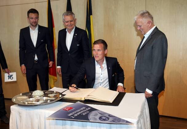 VfB Stuttgart Empfang Rathaus Meisterschaft 2. Bundesliga Deutschland, Stuttgart, 22.05.2017, Fussball, 2. Bundesliga, Saison 2016 2017, VfB Stuttgart Empfang Rathaus Meisterschaft 2. Bundesliga: v.l. Christian Gentner, Wolfgang Dietrich (Präsident), Hannes Wolf (Trainer), OB Fritz Kuhn.