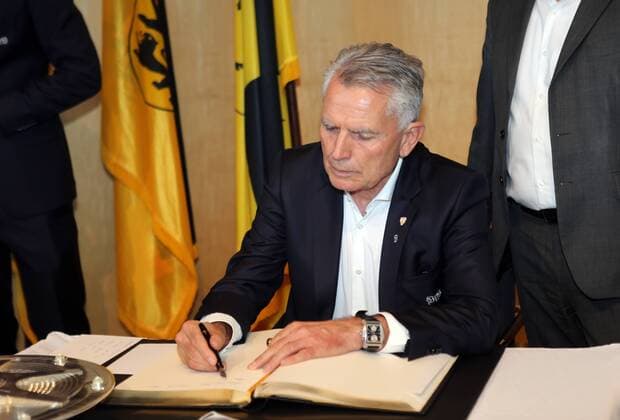 VfB Stuttgart Empfang Rathaus Meisterschaft 2. Bundesliga Deutschland, Stuttgart, 22.05.2017, Fussball, 2. Bundesliga, Saison 2016 2017, VfB Stuttgart Empfang Rathaus Meisterschaft 2. Bundesliga: Wolfgang Dietrich (Präsident) Eintrag Goldene Buch.