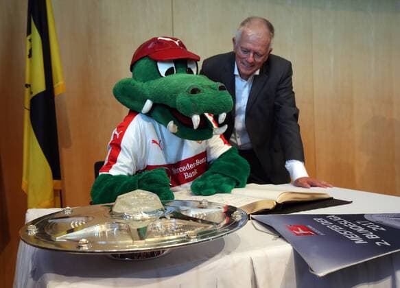 VfB Stuttgart Empfang Rathaus Meisterschaft 2. Bundesliga Deutschland, Stuttgart, 22.05.2017, Fussball, 2. Bundesliga, Saison 2016 2017, VfB Stuttgart Empfang Rathaus Meisterschaft 2. Bundesliga: v.l. Fritzle (Maskottchen), OB Fritz Kuhn.