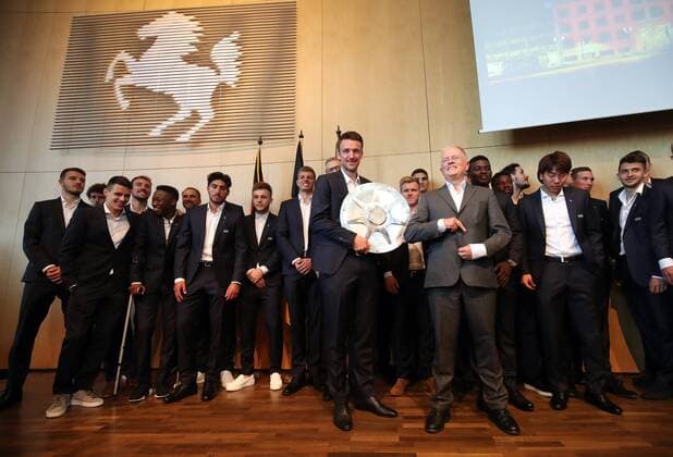 VfB Stuttgart Empfang Rathaus Meisterschaft 2. Bundesliga Deutschland, Stuttgart, 22.05.2017, Fussball, 2. Bundesliga, Saison 2016 2017, VfB Stuttgart Empfang Rathaus Meisterschaft 2. Bundesliga: v.l. Christian Gentner, OB Fritz Kuhn.