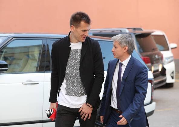 MOSCOW, RUSSIA - MAY 22, 2017: FC Spartak Moscow s Artyom Rebrov (L) arrives at the Amber Plaza business center to attend an award ceremony to present the Premier Prize for the 2016-17 season. Artyom Korotayev TASS  TS04FE46