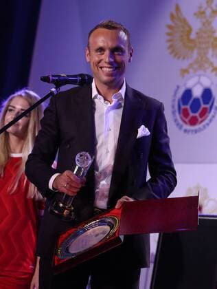 MOSCOW, RUSSIA - MAY 22, 2017: FC Spartak Moscow s Denis Glushakov receives the Football Player of the Year award at a ceremony to present the Premier Prize for the 2016-17 season, at the Amber Plaza business center. Artyom Korotayev TASS  TS04FE55