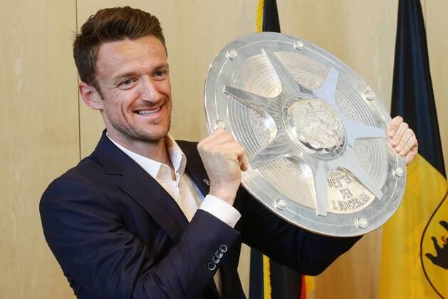 Stuttgart , Fußball 2.Bundesliga Empfang der Stadt Stuttgart für den VfB Stuttgart nach der Meisterschaft und dem Aufstieg in die 1.Bundesliga , von links: Christian Gentner Moderator Jens Zimmermann