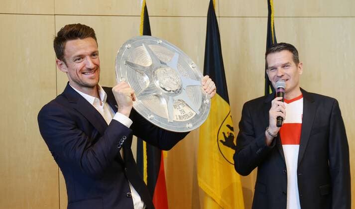 Stuttgart , Fußball 2.Bundesliga Empfang der Stadt Stuttgart für den VfB Stuttgart nach der Meisterschaft und dem Aufstieg in die 1.Bundesliga , von links: Christian Gentner Moderator Jens Zimmermann
