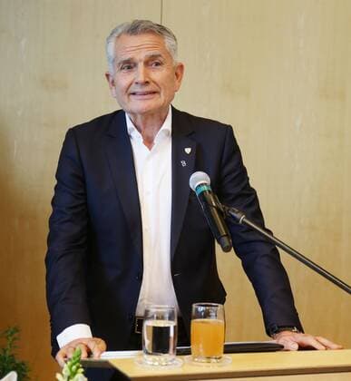 Stuttgart , Fußball 2.Bundesliga Empfang der Stadt Stuttgart für den VfB Stuttgart nach der Meisterschaft und dem Aufstieg in die 1.Bundesliga , Präsident Wolfgang Dietrich ( vfB )