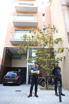 Civil Guards and Police agents search the house of former president of Spanish soccer team Barcelona Sandro Rosell in Barcelona, Spain, on 23 May 2017. Rosell has been arrested on 23 May 2017 together with other four people in a joint National Police and Civil Guard operation against money laundering. A search is going on in Barcelona, Lleida and Girona as well as in Andorra where local police are collaborating with Spanish Forces in the so called operation Rimet . According to sources from the investigation, Rosell and former president of the Brazilian Soccer Federation, Ricardo Teixeira, would be the main ringleaders. FORMER PRESIDENT OF BARCELONA FC ARRESTED !ACHTUNG: NUR REDAKTIONELLE NUTZUNG!  Copyright: xALEJANDROxGARCIAx 78752190st