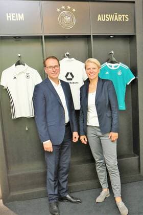23.05.2017 Frankfurt am Main, DFB Zentrale Frauennationalmannschaft und Commerzbank starten TV-Kampagne zur EM in den Niederlanden Bild zeigt: Uwe Hellmann, Leiter Brand Management der Commerzbank, Doris Fitschen (DFB)