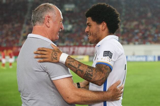 GUANGZHOU, CHINA - MAY 23: Manager Luiz Felipe Scolari of Guangzhou Evergrande hugs with Leandro 11 Kashima Antlers during 2017 AFC Champions League eighth-final match between Guangzhou Evergrande Taobao F.C. and Kashima Antlers F.C. at Tianhe Stadium on May 23, 2017 in Guangzhou, Guangdong Province of China.  Copyright: xVCGx CFP111100958695 