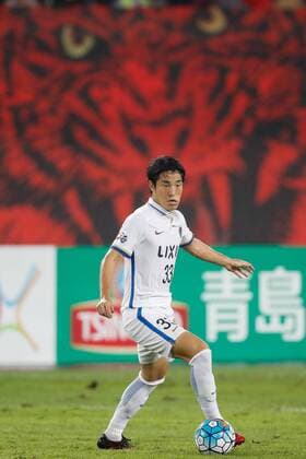 GUANGZHOU, CHINA - MAY 23: Mu Kanazaki 33 of Kashima Antlers controls the ball during 2017 AFC Champions League eighth-final match between Guangzhou Evergrande Taobao F.C. and Kashima Antlers F.C. at Tianhe Stadium on May 23, 2017 in Guangzhou, Guangdong Province of China.  Copyright: xVCGx CFP111100964200 