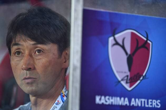 Head coach Masatada Ishii of Japan s Kashima Antlers watches his players competing against China s Guangzhou Evergrande during their first Round of 16 match of the AFC Champion League 2017 in Guangzhou city, south China s Guangdong province, 23 May 2017. Guangzhou Evergrande defeated Kashima Antlers 1-0. Paulinho helps Guangzhou beat Kashima in first Round of 16 at AFC Champions League  20170523_36108