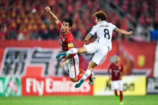 Zheng Zhi of China s Guangzhou Evergrande, left, challenges Shoma Doi of Japan s Kashima Antlers during their first Round of 16 match of the AFC Champion League 2017 in Guangzhou city, south China s Guangdong province, 23 May 2017. Guangzhou Evergrande defeated Kashima Antlers 1-0. Paulinho helps Guangzhou beat Kashima in first Round of 16 at AFC Champions League  20170523_80948