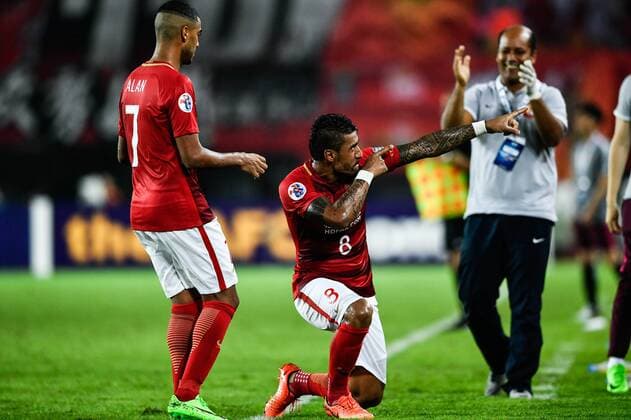 Paulinho (Jose Paulo Bezerra Maciel Junior), center, of China s Guangzhou Evergrande celebrates with teammates after scoring a goal against Japan s Kashima Antlers during their first Round of 16 match of the AFC Champion League 2017 in Guangzhou city, south China s Guangdong province, 23 May 2017. Guangzhou Evergrande defeated Kashima Antlers 1-0. Paulinho helps Guangzhou beat Kashima in first Round of 16 at AFC Champions League  20170523_81505
