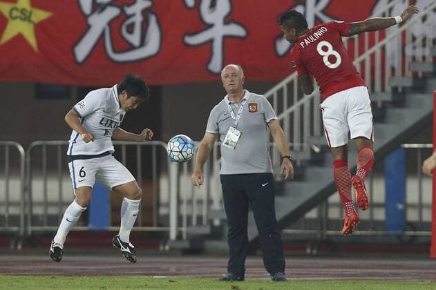 Paulinho (Jose Paulo Bezerra Maciel Junior) of China s Guangzhou Evergrande, right, challenges Ryota Nagaki of Japan s Kashima Antlers, left, next to head coach Luiz Felipe Scolari of Guangzhou Evergrande during their first Round of 16 match of the AFC Champion League 2017 in Guangzhou city, south China s Guangdong province, 23 May 2017. Guangzhou Evergrande defeated Kashima Antlers 1-0. Paulinho helps Guangzhou beat Kashima in first Round of 16 at AFC Champions League  20170523_13032