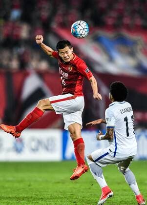 Huang Bowen of China s Guangzhou Evergrande, left, challenges Weverson Leandro Oliveira Moura of Japan s Kashima Antlers during their first Round of 16 match of the AFC Champion League 2017 in Guangzhou city, south China s Guangdong province, 23 May 2017. Paulinho s late strike put Guangzhou Evergrande in the driving seat as they beat Kashima Antlers 1-0 in the first leg of their AFC Champions League round of 16 clash on Tuesday (23 May 2017). The ex-Tottenham Hotspur midfielder struck on 75 minutes to reward heavy pressure from Luiz Felipe Scolari s Evergrande, who lifted the Asian title in 2013 and 2015. It was all the Chinese champions deserved against an unambitious Kashima team, who nevertheless will have hopes of overturning the deficit at home in next week s second leg. Paulinho puts Guangzhou Evergrande in sight of last eight  20170523_13221