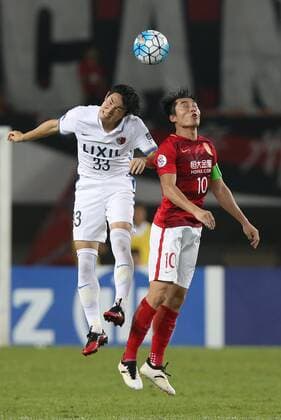 Zheng Zhi of China s Guangzhou Evergrande, right, challenges Mu Kanazaki of Japan s Kashima Antlers during their first Round of 16 match of the AFC Champion League 2017 in Guangzhou city, south China s Guangdong province, 23 May 2017. Paulinho s late strike put Guangzhou Evergrande in the driving seat as they beat Kashima Antlers 1-0 in the first leg of their AFC Champions League round of 16 clash on Tuesday (23 May 2017). The ex-Tottenham Hotspur midfielder struck on 75 minutes to reward heavy pressure from Luiz Felipe Scolari s Evergrande, who lifted the Asian title in 2013 and 2015. It was all the Chinese champions deserved against an unambitious Kashima team, who nevertheless will have hopes of overturning the deficit at home in next week s second leg. Paulinho puts Guangzhou Evergrande in sight of last eight  20170523_14280