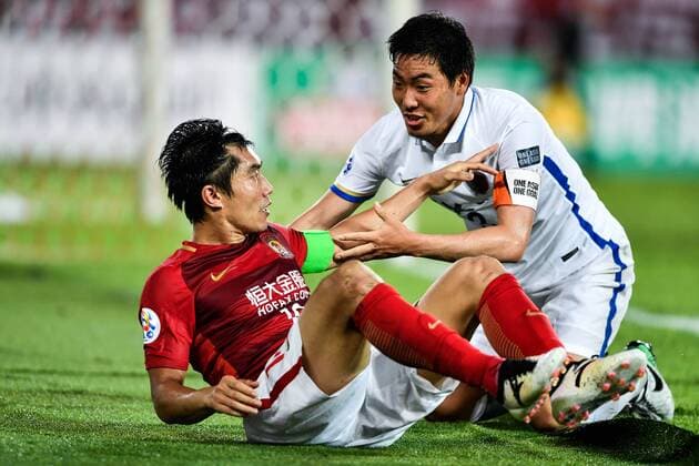 Zheng Zhi of China s Guangzhou Evergrande, left, interacts with Gen Shoji of Japan s Kashima Antlers during their first Round of 16 match of the AFC Champion League 2017 in Guangzhou city, south China s Guangdong province, 23 May 2017. Paulinho s late strike put Guangzhou Evergrande in the driving seat as they beat Kashima Antlers 1-0 in the first leg of their AFC Champions League round of 16 clash on Tuesday (23 May 2017). The ex-Tottenham Hotspur midfielder struck on 75 minutes to reward heavy pressure from Luiz Felipe Scolari s Evergrande, who lifted the Asian title in 2013 and 2015. It was all the Chinese champions deserved against an unambitious Kashima team, who nevertheless will have hopes of overturning the deficit at home in next week s second leg. Paulinho puts Guangzhou Evergrande in sight of last eight  20170523_65609