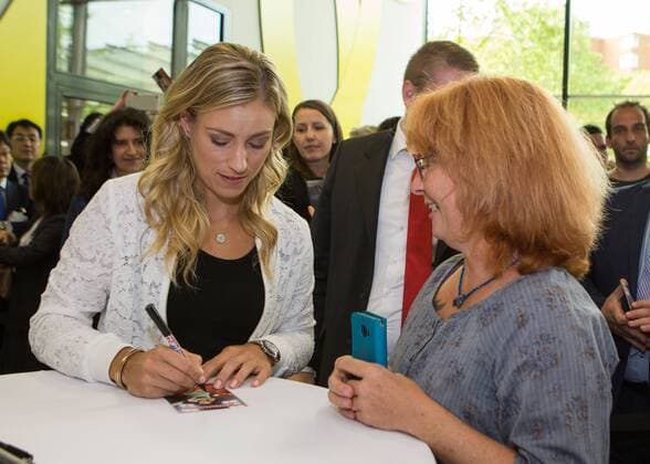 Tennis Profi ANGELIQUE KERBER (GER) bei einem Sponsoren Termin in Muenchen,schreibt Autogramme. Juergen Hasenkopf