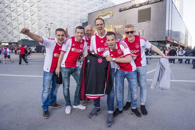 170524 Supportrar till Ajax utanför arenan innan finalen i Europa League mellan Ajax och Manchester United ManU den 24 maj 2017 i Stockholm.  Copyright: ANDREASxLxERIKSSON BB170524AE008