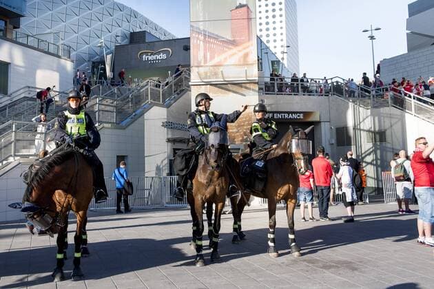 170524 Poliser pa hästar bevakar när publiken anländer till finalen i Europa League mellan Ajax och Manchester United ManU den 24 maj 2017 i Stockholm.  Copyright: LUDVIGxTHUNMAN BB170524LT012