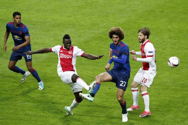 170524 Ajax Davinson Sanchez och Lasse Schöne i kamp med Manchester Uniteds Marouane Fellaini under finalen i Europa League mellan Ajax och Manchester United ManU den 24 maj 2017 i Stockholm.  Copyright: ANDREASxLxERIKSSON BB170524AE043