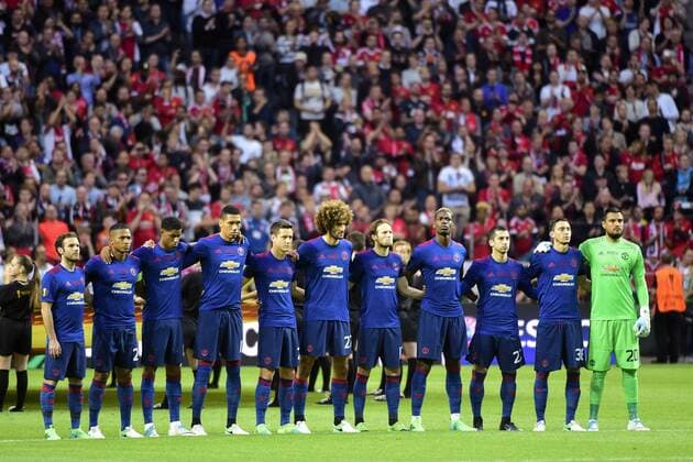 170524 Manchester Uniteds spelare i en tyst minut för offren fran Manchester inför finalen i Europa League mellan Ajax och Manchester United ManU den 24 maj 2017 i Stockholm.  Copyright: LUDVIGxTHUNMAN BB170524LT034