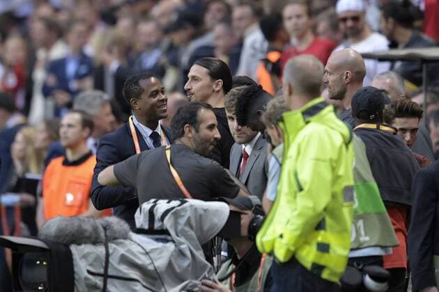 170524 Patrick Kluivert pratar med Zlatan Ibrahimovic inför finalen i Europa League mellan Ajax och Manchester United ManU den 24 maj 2017 i Stockholm.  Copyright: JOELxMARKLUND BB170524JM011