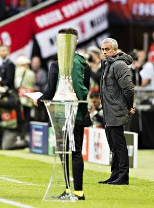 Stockholm, 24.05.2017 Trainer Jose Mourinho (ManU) guckt während der Gedenkminute Richtung Pokal Ajax Amsterdam - Manchester United ManU