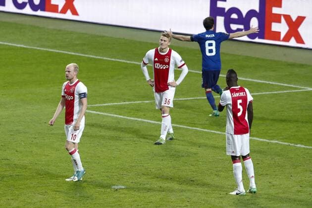 170524 Ajax Davy Klaassen, Matthijs de Ligt och Davinson Sanchez deppar efter att Manchester Uniteds Henrikh Mkhitaryan (ej i bild) gjort 0-2-malet under finalen i Europa League mellan Ajax och Manchester United ManU den 24 maj 2017 i Stockholm.  Copyright: ANDREASxLxERIKSSON BB170524AE063