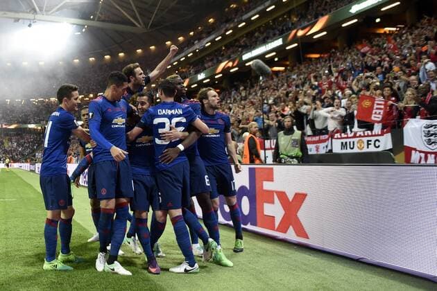 170524 Manchester Uniteds spelare jublar med malskytten till 0-2 Henrikh Mkhitaryan under finalen i Europa League mellan Ajax och Manchester United ManU den 24 maj 2017 i Stockholm.  Copyright: JOHANNAxLUNDBERG BB170524JL009