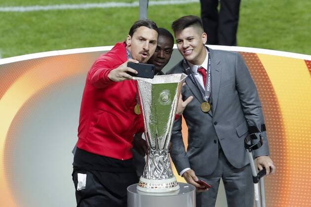 170524 Manchester Uniteds Zlatan Ibrahimovic tar en selfie med lagkamrater framför pokalen efter vinsten i finalen i Europa League mellan Ajax och Manchester United ManU den 24 maj 2017 i Stockholm.  Copyright: ANDREASxLxERIKSSON BB170524AE067