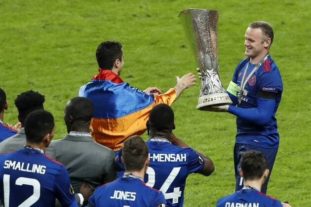 170524 Manchester Uniteds Wayne Rooney jublar med pokalen efter vinsten i finalen i Europa League mellan Ajax och Manchester United ManU den 24 maj 2017 i Stockholm.  Copyright: ANDREASxLxERIKSSON BB170524AE070