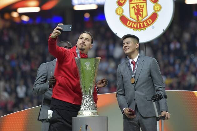 170524 Manchester Uniteds Zlatan Ibrahimovic tar en selfie med pokalen efter vinsten i finalen i Europa League mellan Ajax och Manchester United ManU den 24 maj 2017 i Stockholm.  Copyright: JOHANNAxLUNDBERG BB170524JL016