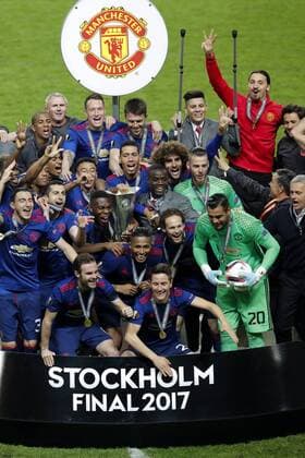 170524 Manchester Uniteds Zlatan Ibrahimovic jublar med lagkamrater som lyfter pokalen pa podiet efter vinsten i finalen i Europa League mellan Ajax och Manchester United ManU den 24 maj 2017 i Stockholm.  Copyright: ANDREASxLxERIKSSON BB170524AE080