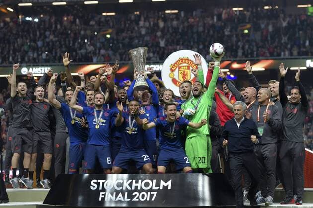 170524 Manchester Uniteds Zlatan Ibrahimovic jublar med lagkamrater som lyfter pokalen pa podiet efter vinsten i finalen i Europa League mellan Ajax och Manchester United ManU den 24 maj 2017 i Stockholm.  Copyright: JOHANNAxLUNDBERG BB170524JL039