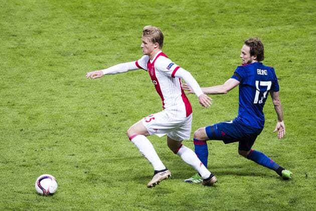 170524 Ajax Kasper Dolberg och Manchester Uniteds Daley Blind under finalen i Europa League mellan Ajax och Manchester United ManU den 24 maj 2017 i Stockholm.  Copyright: ANDREASxLxERIKSSON BB170524AE093