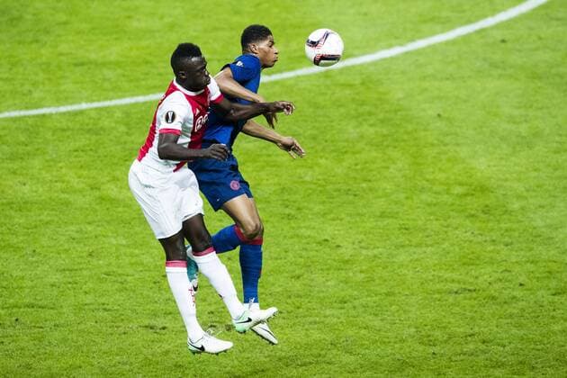 170524 Ajax Davinson Sanchez i en nickduell med Manchester Uniteds Marcus Rashford under finalen i Europa League mellan Ajax och Manchester United ManU den 24 maj 2017 i Stockholm.  Copyright: ANDREASxLxERIKSSON BB170524AE094